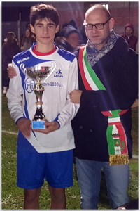 Il capitano Leonardo riceve la Coppa dal Vice  Sindaco di Viadana